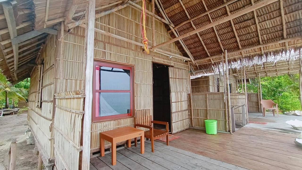 Erens Guest House Waisai Exterior photo